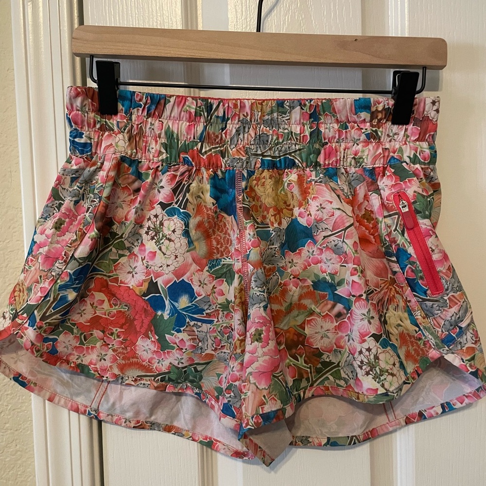 Lululemon Seawheeze Tracker shorts -size 8